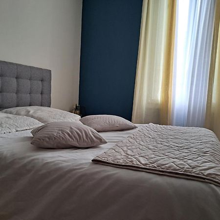 Chambre Spacieuse - Dressing - Sdb Communes - Parking Prive Nîmes Eksteriør billede